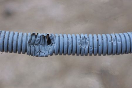 Waschmaschinenschlauch mit Loch