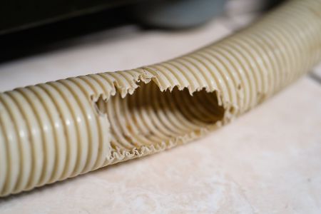 Kaputter Waschmaschinenschlauch