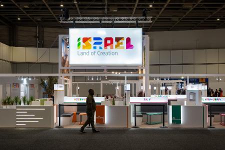 Israel hat seine Teilnahme an der ITB in Berlin aufgrund der aktuellen Lage in Nahost abgesagt. Der israelische Stand steht daher menschenleer in einer Messe-Halle.