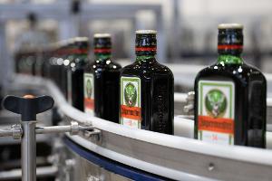 Jägermeister trotzt dem schwachen Markt und verkauft deutlich mehr Flaschen seines Kräuterlikörs. (Archivbild)