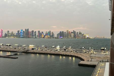 Blick auf die Skyline von Doha. Hier liegt das Kreuzfahrtschiff 