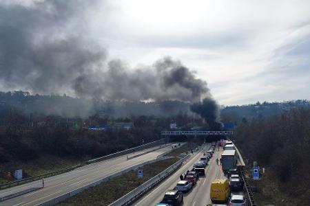 Im Engelbergtunnel entlang der A81 ist ein Brand ausgebrochen - mit weithin sichtbarer Rauchsäule. 
