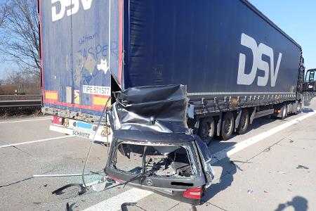 Abgerissene Fahrzeugteile des E-Klasse T Modell