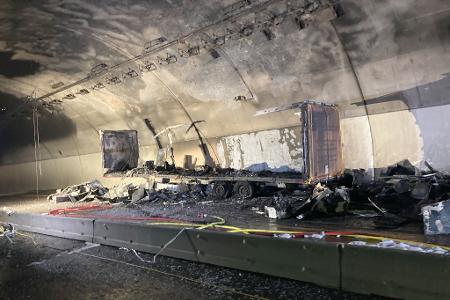 Von dem Anhänger ist nicht viel übriggeblieben.