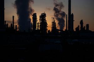 Raffinerie in Deutschland: Preise für Rohöl auf dem Weltmarkt kräftig gestiegen.