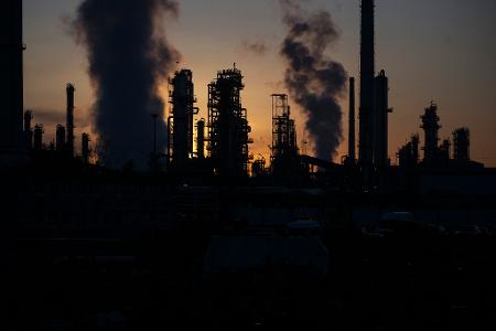 Raffinerie in Deutschland: Preise für Rohöl auf dem Weltmarkt kräftig gestiegen.