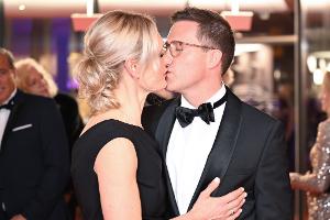 Manuel Hagel wird von seiner Ehefrau Franziska in Schutz genommen. Hier ein Kuss auf dem Landespresseball. (Archivbild)