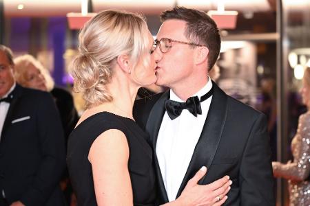 Manuel Hagel wird von seiner Ehefrau Franziska in Schutz genommen. Hier ein Kuss auf dem Landespresseball. (Archivbild)