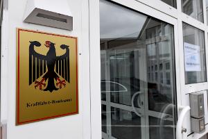 Das Kraftfahrt-Bundesamt veröffentlicht jeden Monat die neuen Zulassungszahlen von Neuwagen. (Archivbild)