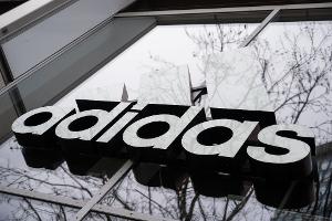 Adidas will im laufenden Jahr zwei Milliarden Euro an Umsatz zulegen (Archivbild). 
