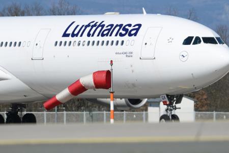 Ein erster Evakuierungsflug der Lufthansa im Auftrag der Bundesregierung soll morgen in Frankfurt landen. (Archivbild)