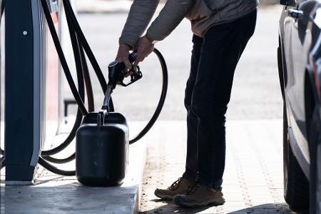 Deutsche Autofahrer tanken in Tschechien.