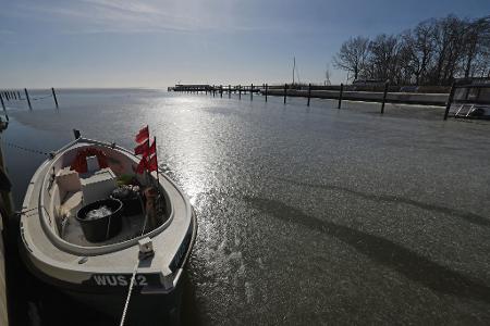 Der Boddenhafen des Ostseebades in Wustrow ist nach wie vor mit dickem Eis bedeckt.
