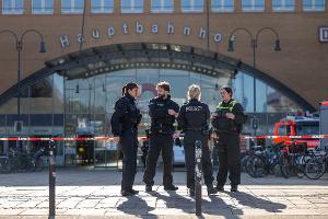 Ein Anrufer hatte über den Zentralruf der Polizei mitgeteilt, Sprengstoff sei im Bremer Hauptbahnhof abgelegt worden. 