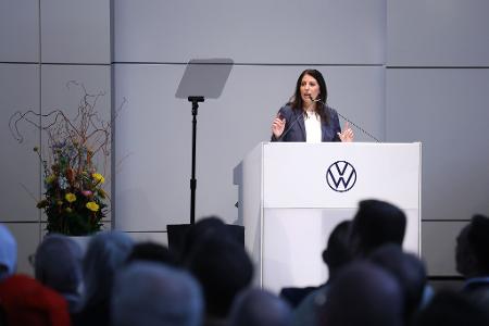 Betriebsratschefin Daniela Cavallo fordert in ihrer Rede klarere Vorgaben für Konzerntöchter wie Audi und Porsche.