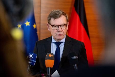 Außenminister Johann Wadephul (CDU) äußert sich am Rande eines Besuches in der polnischen Hauptstadt Warschau auch über die Rückholflüge für gestrandete deutsche Touristen in der Nahost-Region.