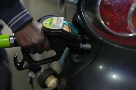 An der Tankstelle bekommen Autofahrer die Folgen des Iran-Krieges zu spüren. 