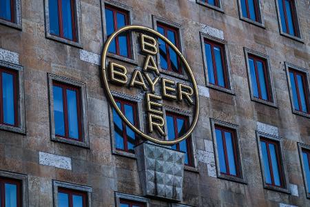Das Bayerlogo an einem Verwaltungsgebäude in Leverkusen.