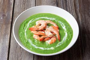 Cremige Brokkoli-Spinat-Suppe mit Shrimps