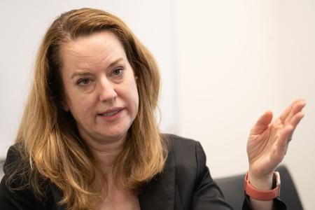 Amy Pope, Chefin der UN-Organisation für Migration, rät wegen des Iran-Kriegs zur Notfallplanung. 