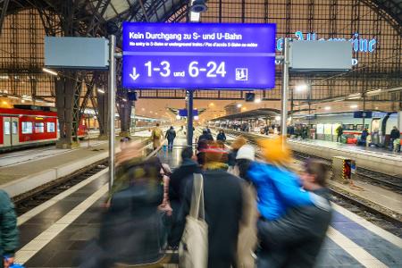Kurzfristige Gleiswechsel sind die Fahrgäste ein großes Ärgernis. (Archivbild)