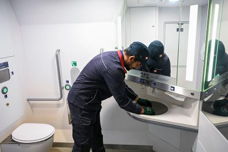 Mit den Sofortprogrammen wollen Bahn und Bund unter anderem für mehr funktionierende Toiletten im Fernverkehr sorgen. (Archivbild)