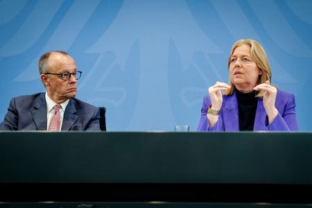 Arbeitsministerin Bärbel Bas (SPD) - hier mit Kanzler Friedrich Merz (CDU) - hatte die Reform nach den Koalitionsvorgaben vorgelegt. (Archivbild)