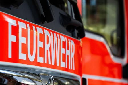 Die Feuerwehr fand zwei Menschen bewusstlos im Foyer des Kurzentrums. (Symbolbild)