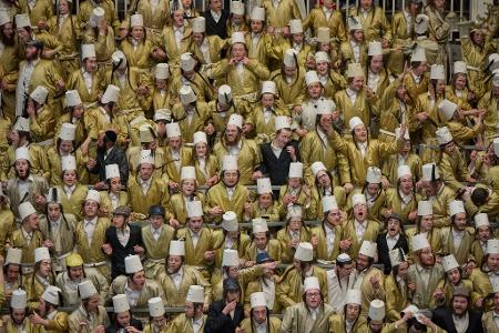 Ultraorthodoxe jüdische Männer und Jungen feiern in Jerusalem das Purimfest während des Krieges mit dem Iran.