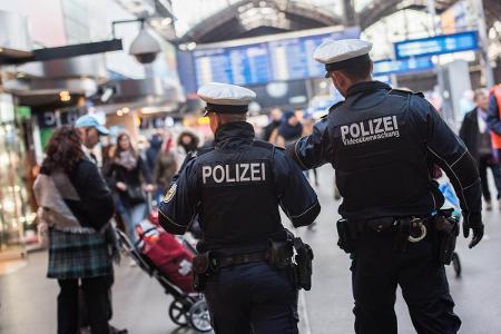 Eine Streife der Bundespolizei in der Wandelhalle im Hamburger Hauptbahnhof-
Fotoquelle: Bundespolizei