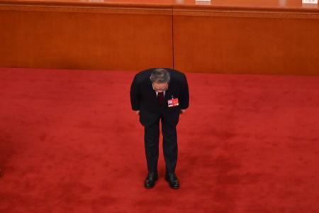 Vor seiner Rede verbeugte sich Ministerpräsident Li vor den Delegierten. 
