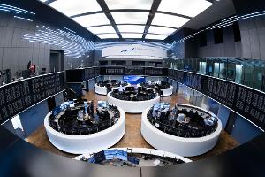 Handelssaal der Frankfurter Börse: In Deutschland nutzen auch Jahre nach der Corona-Pandemie viele Konzerne rein virtuelle Hauptversammlungen (Archivbild)