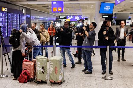 Erleichterung und Umarmungen am Flughafen Frankfurt.