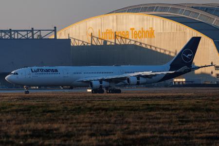 Wieder zu Hause: Der erste Evakuierungsflieger auf dem Frankfurter Airport.