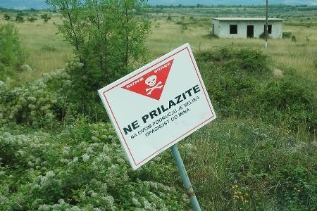 Minenwarnschild auf Kroatisch