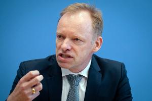 Ifo-Präsident Clemens Fuest hält wenig von einem möglichen Tankrabatt. (Archivbild)