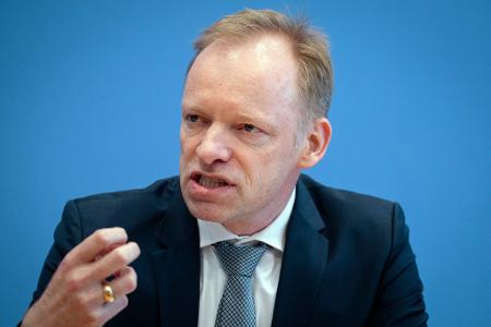 Ifo-Präsident Clemens Fuest hält wenig von einem möglichen Tankrabatt. (Archivbild)