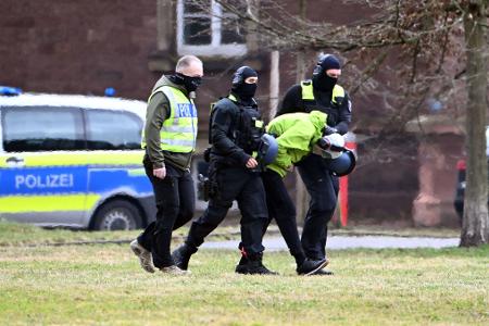 Der Tatverdächtige der Messerattacke am Holocaust-Mahnmal in Berlin wird zu einem Hubschrauber geführt. (Archivbild)