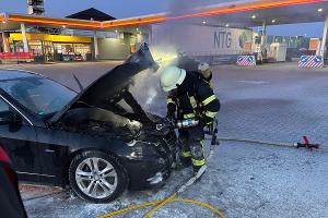 Mittels hydraulischem Rettungsgerät musste die Motorhaube geöffnet und abgetrennt werden.
