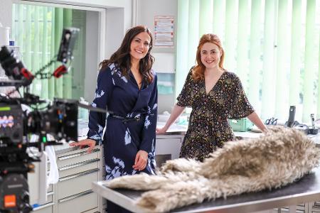Die Schauspielerinnen Bettina Zimmermann (links) als Tierärztin Maja Freydank und Meriel Hinsching als ihre Kollegin Julia Kramer am Set für die Spielfilm-Reihe 