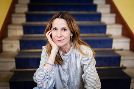 Die österreichische Schauspielerin Doris Schretzmayer (53) ist die Titelfigur der neuen ZDF-Tierärztinnenserie 