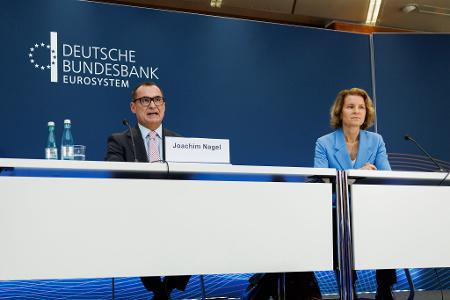 Bundesbank-Präsident Nagel und Vizepräsidentin Sabine Mauderer stellen die Bilanz vor.
