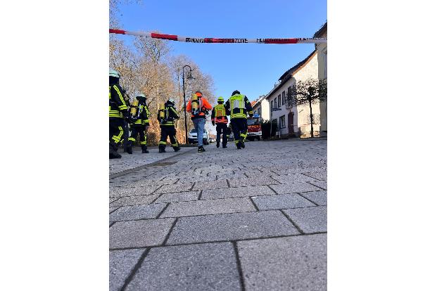 In Horn-Bad Meinberg strömte natürliches Kohlendioxid aus dem Boden. Zwei Menschen wurden bewusstlos, konnten aber gerettet werden.