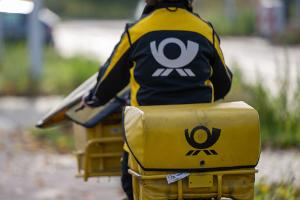 Briefe auf dem Weg zum Briefkasten - es werden immer weniger.