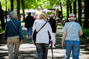 Seniorinnen und Senioren erhalten höhere Bezüge. (Symbolbild)