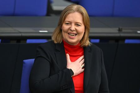 Arbeitsministerin Bärbel Bas - hier im Bundestag - freut sich über die Rentenerhöhung. 