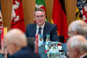 Dem Thema Sicherheit müsse bei der Finanzierung des ÖPNV viel Raum eingeräumt werden, sagte Ministerpräsident Schweitzer. 