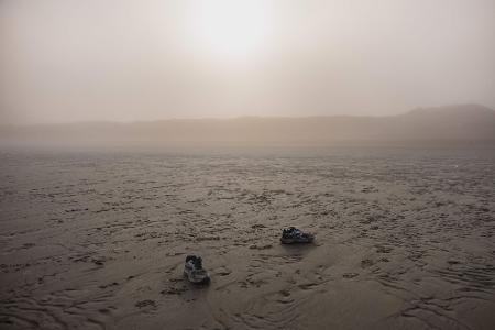 Schuhe liegen verlassen am Strand, nachdem Migranten bei dem Versuch, den Ärmelkanal zu überqueren, vor dem Strand von Gravelines in Nordfrankreich ein Boot von Schmugglern bestiegen haben.