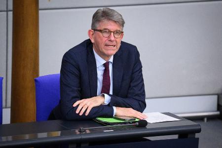 Kulturstaatsminister Wolfram Weimer findet seine Entscheidung zum Ausschluss dreier Buchläden vom Deutschen Buchhandlungspreis richtig. (Archivbild)