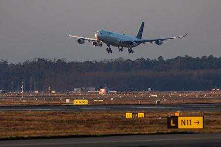 Am Morgen landete am Frankfurter Flughafen die erste Evakuierungsmaschine im Auftrag der Bundesregierung.